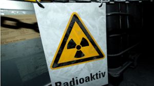 An einer Kette hängt in der Schachtanlage Asse im niedersächsischen Remlingen ein Warnschild mit der Aufschrift „Radioaktiv“. Foto: dpa/Sebastian Gollnow