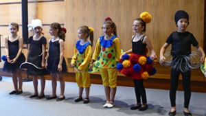Die Kinder haben sich auch mit dem triadischen Ballet Oskar Schlemmers beschäftigt. Die Kostüme einer Ballet-Aufführung  bei der Vernissage  erinnerten daran. Foto: Mir/jam Beck