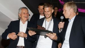 Große Freude bei VfB-Präsident Wolfgang Dietrich (links), Torjäger Simon Terodde und Jan Schindelmeiser. Foto: Pressefoto Baumann