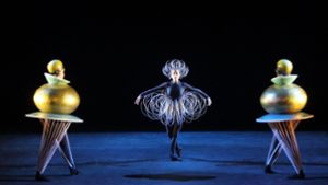Kugel, Scheiben, Pyramiden – Schlemmer bringt die Formen im „Triadischen Ballett“ zum Tanzen. Foto: Wilfried Hösl