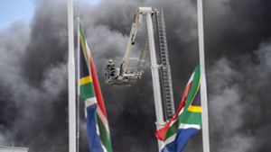 Ein schwerer Brand hält Kapstadt in Atem. Foto: dpa/Jerome Delay