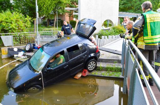 Einsatzkräfte ziehen ein Fahrzeug aus einem Teich in der Nähe von Heilbronn. Dort war ein 39-Jähriger betrunken hineingefahren. Foto: dpa/Julian Buchner