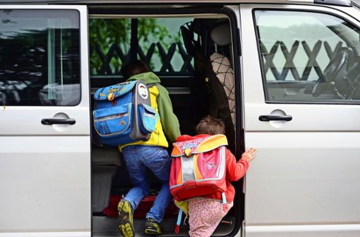 Zu viele Eltern fahren ihre Kinder morgens zur Schule. Foto: dpa/Ralf Hirschberger