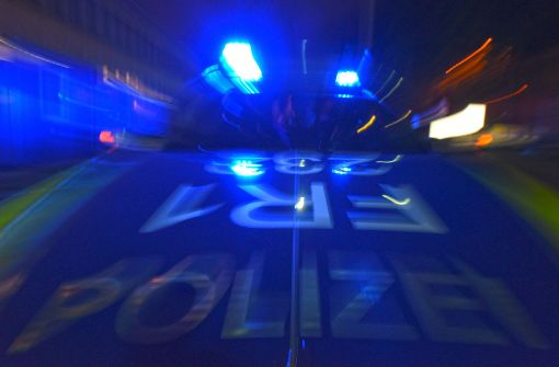 Die Polizei hat es in Reutlingen mit einem bewaffneten Tankstellenüberfall zu tun. Foto: dpa