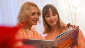 Miroslava Shadkina (links) und ihre Tochter Radmila haben gemeinsam ein Kinderbuch verfasst. Foto: Lichtgut/Max Kovalenko