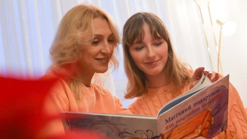 Miroslava Shadkina (links) und ihre Tochter Radmila haben gemeinsam ein Kinderbuch verfasst. Foto: Lichtgut/Max Kovalenko