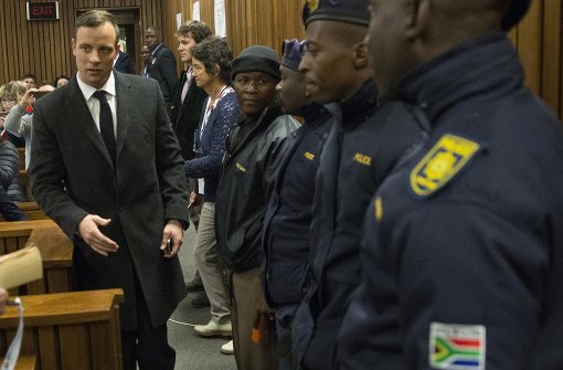Oskar Pistorius (links) im Gerichtssaal von Pretoria: Nun wurde der frühere Spitzensportler zu sechs Jahren Haft verurteilt. Foto: AFP