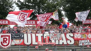 Die Ultras von Jahn Regensburg (hier bei einem Spiel beim SSV Reutlingen) pflegen eine Fan-Freundschaft mit den Anhängern der Stuttgarter Kickers. Foto: Baumann