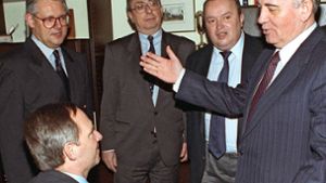 Treffen im Jahr 1992: der damalige CDU-Fraktionschef Wolfgang Schäuble (li.) im Gespräch mit dem damaligen Präsidenten der Sowjetunion, Michail Gorbatschow (re.) Foto: dpa/Tim Brakemeier