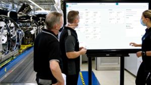 Mitarbeiter blicken auf die Daten, die während des Produktionsprozesses anfallen. Foto: Daimler AG/Mercedes-Benz AG