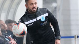 Kickers-Coach Mustafa Ünal darf auch im Spiel beim SV Oberachern von der Bank aus coachen. Foto: Baumann/Alexander Keppler