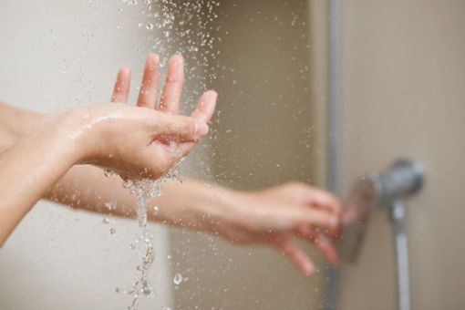 Nach dem Duschen sollten Sie unmittelbar lüften. Foto: fongbeerredhot / shutterstock.com