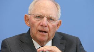 Nach dem Willen von Finanzminister Wolfgang Schäuble sollen die strengeren Abgastests für Autos dem Staat zusätzliche Einnahmen bescheren. Besitzer von Neuwagen müssen für die Kfz-Steuer bald tiefer in die Tasche greifen. Foto: dpa