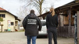 Die Polizeibeamten werten auf dem Hof  aktuell Spuren aus (Archivbild). Foto: SDMG/SDMG