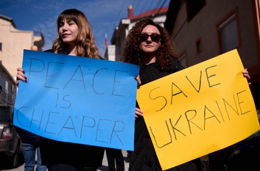 Proteste gegen Putins Einmarsch in der Ukraine. Foto: AFP/ARMEND NIMANI