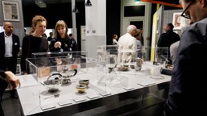 Aschenbecher, Teekannen, Vasen: Besucher begutachten im Karlsruher ZKM Bauhaus-Produkte in einer Vitrine. Foto: Felix Grünschloss 2019