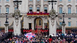 ZUschauer jubeln nach der Krönung von König Charles III. und Königin Camilla vor dem Buckingham Palast in London. Foto: Petr David Josek/AP/dpa