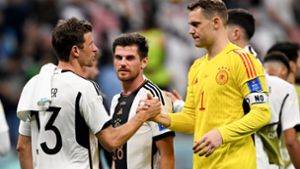 Der eine könnte zurücktreten, der andere will weitermachen: Thomas Müller (links) und Torwart Manuel Neuer Foto: dpa/Federico Gambarini