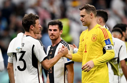 Der eine könnte zurücktreten, der andere will weitermachen: Thomas Müller (links) und Torwart Manuel Neuer Foto: dpa/Federico Gambarini