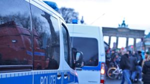 Eine Unbekannte hat einen Brandanschlag auf ein Polizeiauto am Pariser Platz in Berlin verübt (Symbolfoto). Foto: IMAGO/Maximilian Koch/IMAGO/Maximilian Koch