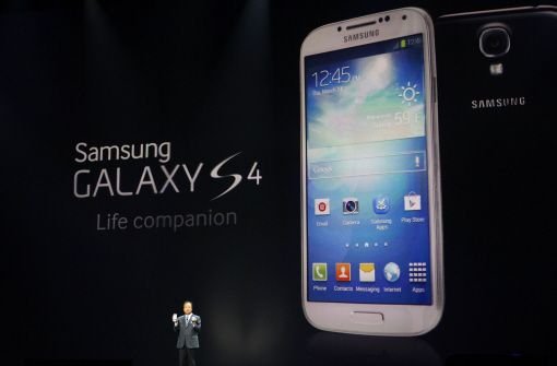 Ab Ende April ist das große Computerhandy Galaxy S4 von Samsung zu haben. Software-Funktionen machen das Handy zum ernstzunehmenden Rivalen für Apples iPhone genauso wie für alle anderen Smartphones. Foto: dpa/AP