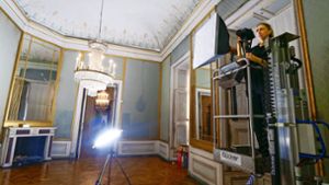 Aufnahmen in königlicher Atmosphäre: Mit einer Spezialkamera werden Schäden in den Räumen dokumentiert. Foto: Simon Granville