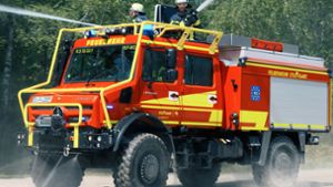 Neuartiges Tanklöschfahrzeug für Waldbrände – die Reifen werden zum Schutz bewässert. Foto: Daimler Truck Global Communications