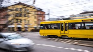 Ein Auto biegt unerlaubt an der Pragstraße, Ecke Wilhelmastraße links ab und kracht in eine Stadtbahn. Foto: Lichtgut/Max Kovalenko (Symbolbild)