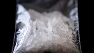 Die Verdächtigen hatten Methamphetamin bei sich, besser bekannt als Crystal Meth. (Symbolfoto) Foto: picture alliance / dpa/David Ebener