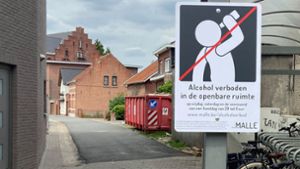 Alkohol trinken verboten, sagt das Schild. Diese   Gasse heißt im Volksmund die „Pissgasse“. Foto: /Knut Krohn