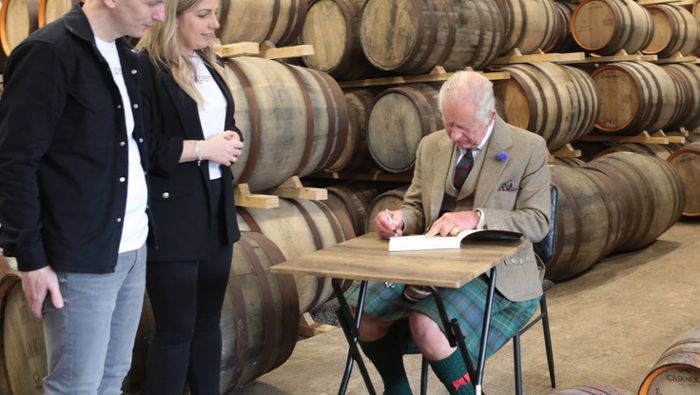 König Charles III. eröffnet im Kilt eine Whiskey-Destillerie