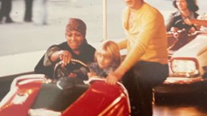 Tina Turner (mit Kopftuch) im Boxauto mit Baeuerles Sohn 1976 auf dem Cannstatter Wasen. Foto: /Baeuerle