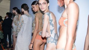 War sie schon da? Nicht nur ihre Modelkolleginnen (Foto) auf der Fashion Week in Sao Paulo sind gespannt: In der Nacht auf Donnerstag wird Gisele Bündchen zum letzten Mal über den Catwalk gehen. Foto: Getty Images South America