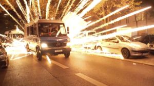 Nicht angekündigte Pro-Palästinenser-Demo in Berlin: Polizeiautos werden mit Feuerwerkskörpern beschossen. Foto: dpa