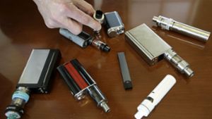 Der Direktor der Marshfield High School zeigt verschiedene Modelle von E-Zigaretten, die in den Toiletten oder Gängen der Schule von Schülern konfisziert wurden. Foto: dpa