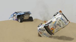 Geschüttelt, nicht gerührt: Der Mitsubishi von Cristina Gutierrez Herrero und Copilot Gabriel Moiset Ferrer überschlägt sich beim Überqueren der tückischen Sanddünen. Beide blieben unverletzt. Foto: AP