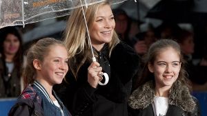 Strömender Regen bei der Paddington-Premiere in London: Topmodel Kate Moss mit ihrer Tochter Lila Grace (links) und einer Schulfreundin. Foto: dpa