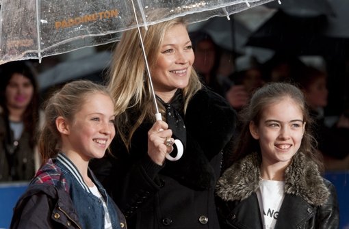 Strömender Regen bei der Paddington-Premiere in London: Topmodel Kate Moss mit ihrer Tochter Lila Grace (links) und einer Schulfreundin. Foto: dpa