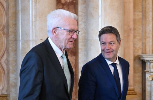 Bundeswirtschaftsminister Robert Habeck weiß, was er an Ministerpräsident Winfried Kretschmann hat: einen treuen, aber nicht unkritischen Unterstützer. Foto: dpa/Bernd Weißbrod