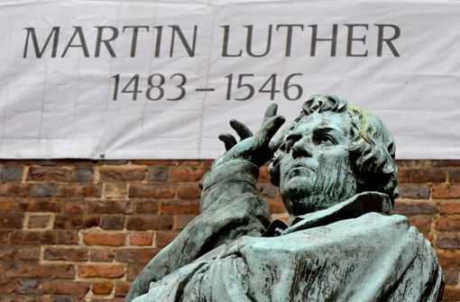 Martin Luther prangerte seinerzeit Missstände in der Katholischen Kirche an. (Archivbild) Foto: dpa/Holger Hollemann