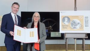 Fabian Leber vom Bundesfinanzministerium überreicht Urenkelin Jutta Benz das Rote Album mit der neuen Bertha-Benz- Briefmarke. Foto: Iris Frey