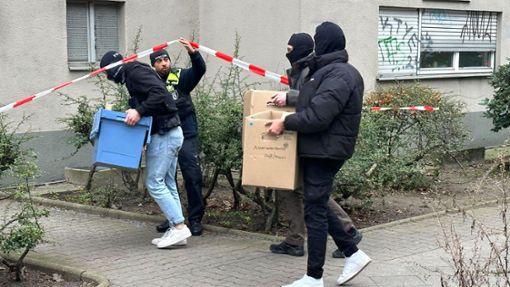 Berlin: Ermittler gehen Ende Februar mit Kisten und Kartons in das Wohnhaus von Daniela Klette. Foto: dpa