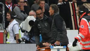 VfB-Kapitän Christian Genter wurde im Spiel gegen Wolfsburg verletzt vom Platz getragen. Foto: dpa