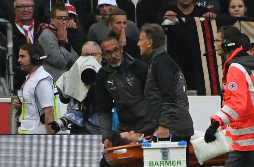 VfB-Kapitän Christian Genter wurde im Spiel gegen Wolfsburg verletzt vom Platz getragen. Foto: dpa