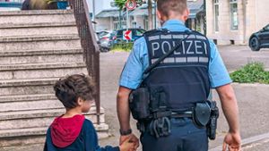 Ein Polizist begleitete den Jungen nach Hause. Foto: Polizei /Stuttgart