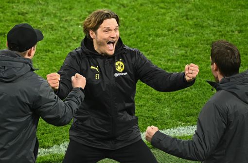Der Noch-Trainer von Borussia Dortmund, Edin Terzić, freut sich über den Sieg seiner Mannschaft gegen den FC Sevilla. Foto: AFP/INA FASSBENDER