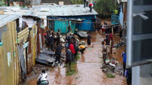 Bewohner retten ihr Hab und Gut nach schweren Regenfällen in den Mathare-Slums von Nairobi. Foto: Joy Nabukewa/XinHua/dpa