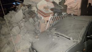 Eingestürzte Häuser und verschüttete Autos – nach dem Erdbeben zeigt sich ein Bild der Zerstörung. Foto: AP