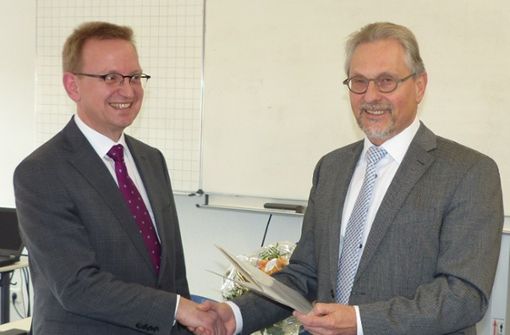 Siegfried Lutz vom Regierungspräsidium gratuliert Mario Zecher (li.) Foto: RP/RP
