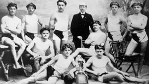 Die Wasserballer des SV Cannstatt (Foto von 1899) erhielten als Sieger eines Wettbewerbs einen Pokal und Eichenlaub-Kronen. Foto: SV Cannstatt